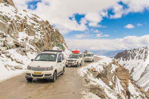 Read more about the article Navigating the Hills: Siliguri to Gangtok Shared Jeep Cost Guide